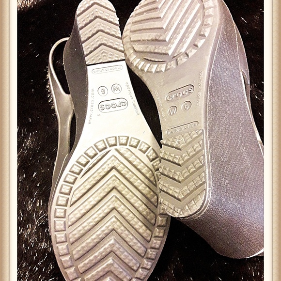 Crocs Wedge Sandals Size 6 Wide - Picture 2 of 2